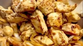 Frango acebolado no shoyu