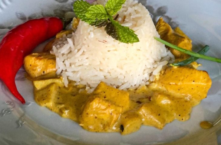 Frango ao curry com arroz de coco