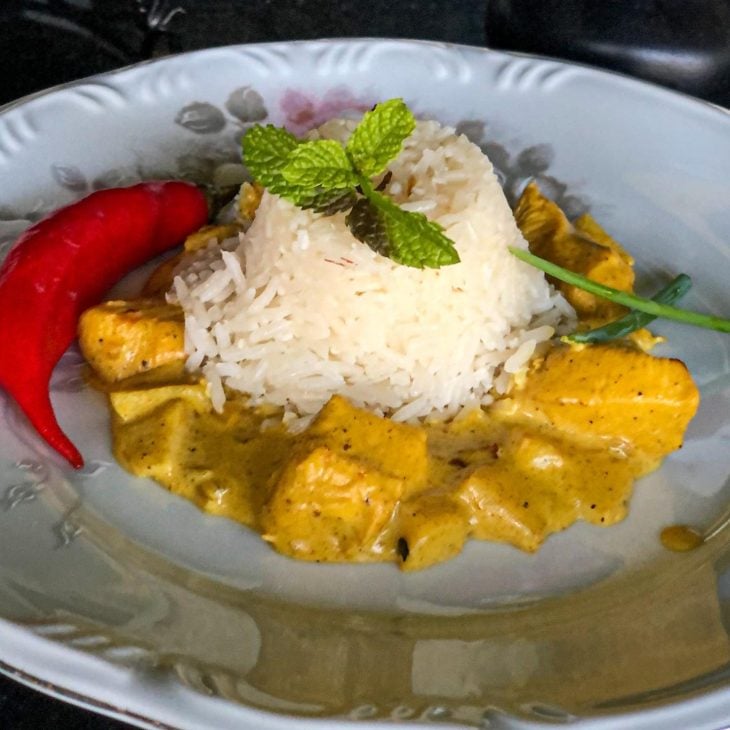 Frango ao curry com arroz de coco