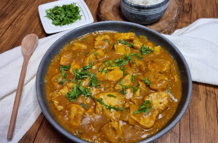 Frango ao curry com leite de coco