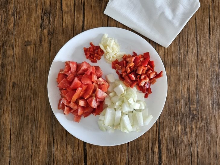 Ingredientes picados e separados em um prato.