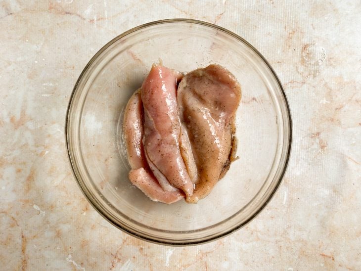 Filés de frango temperados com limão, sal e pimenta-do-reino.