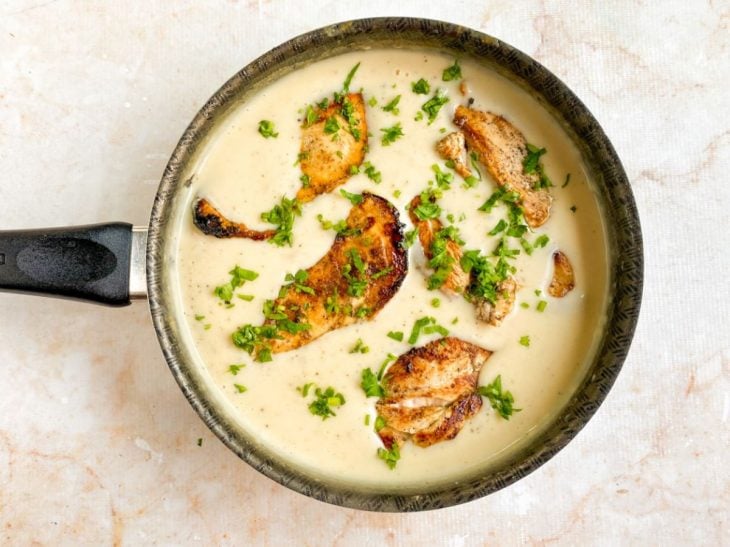 Frango ao molho branco pronto para consumo.