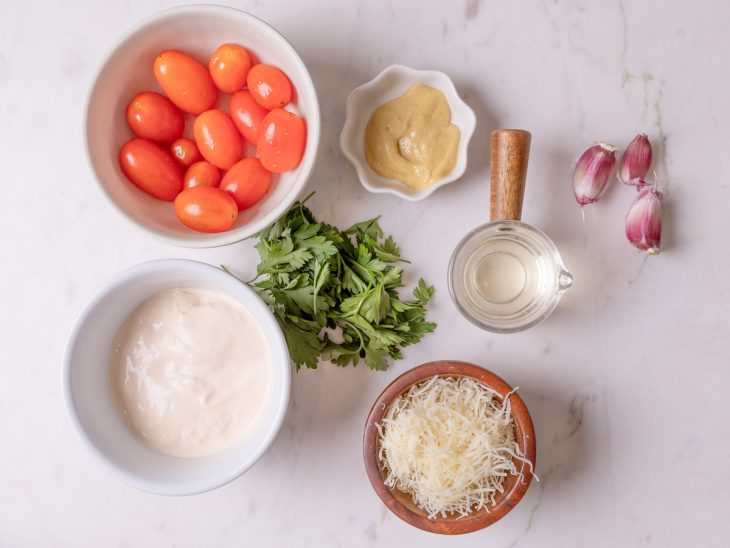 Ingredientes do molho reunidos em uma bancada.