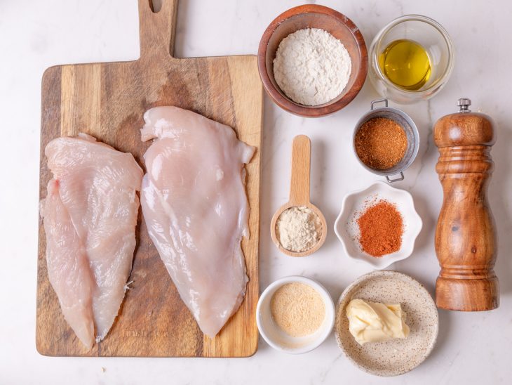 Ingredientes do frango reunidos em uma bancada.