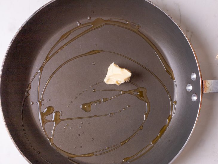 Frigideira com azeite e manteiga.
