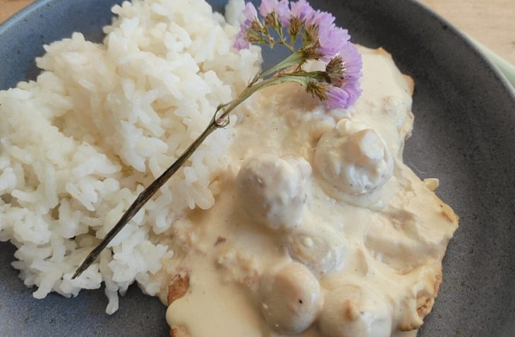 Frango ao molho de champignon