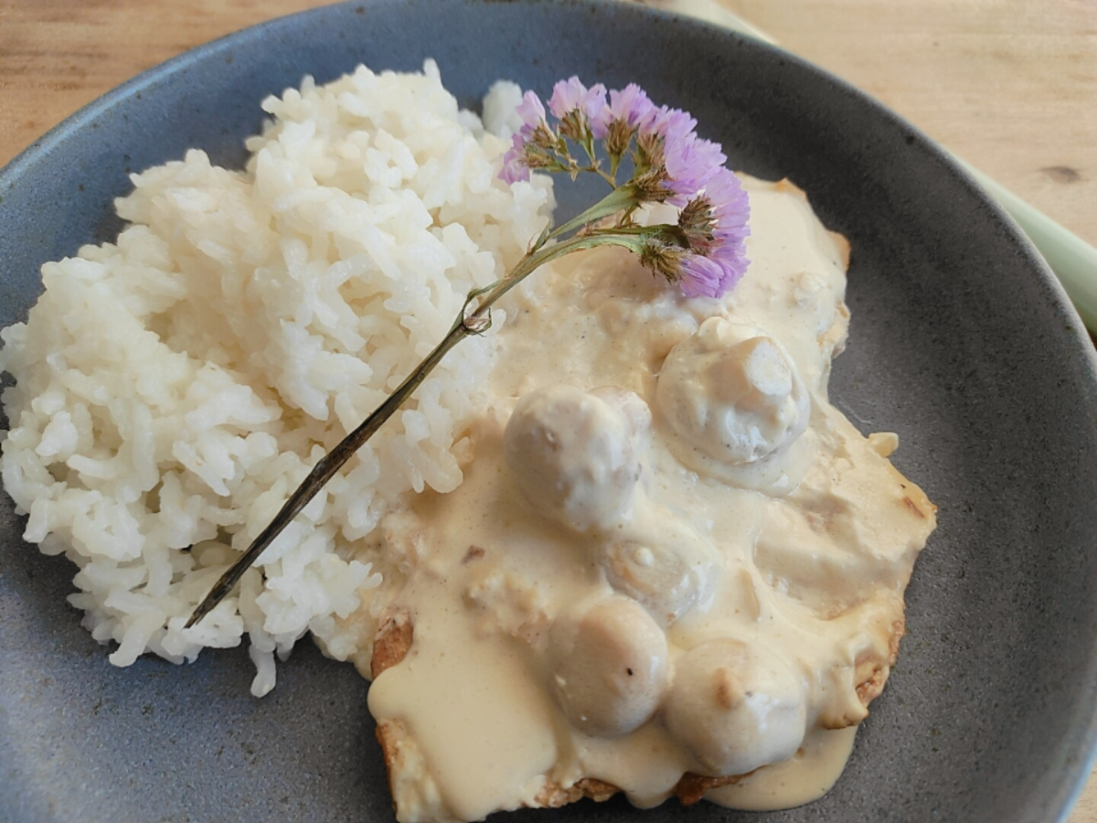Frango ao molho de champignon