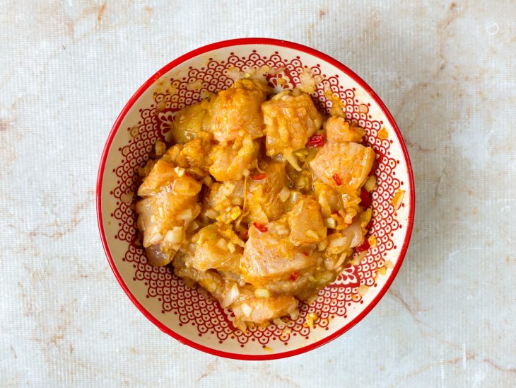 peito de frango picado temperado.