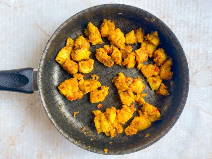 cubos de frango douradinhos na frigideira.