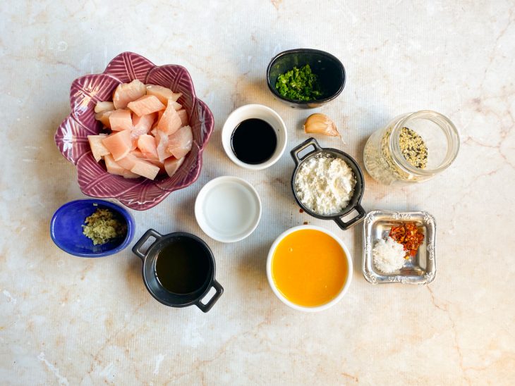 Ingredientes reunidos em uma bancada.