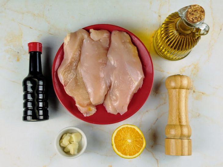 ingredientes para preparo de filé de frango separados e organizados.