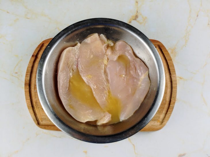 filé de peito de frango temperados.