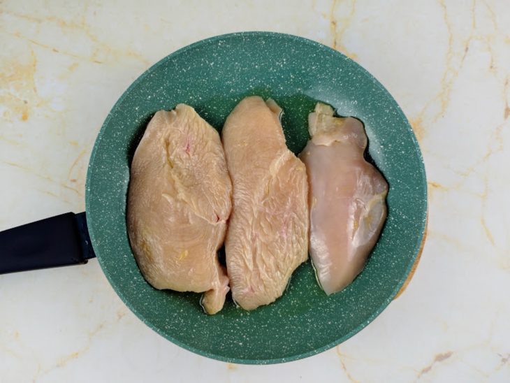 filé de peito de frango selando na panela.