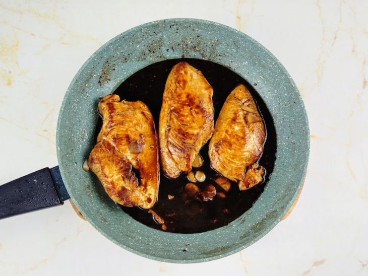 molho adicionado aos filés de frango.
