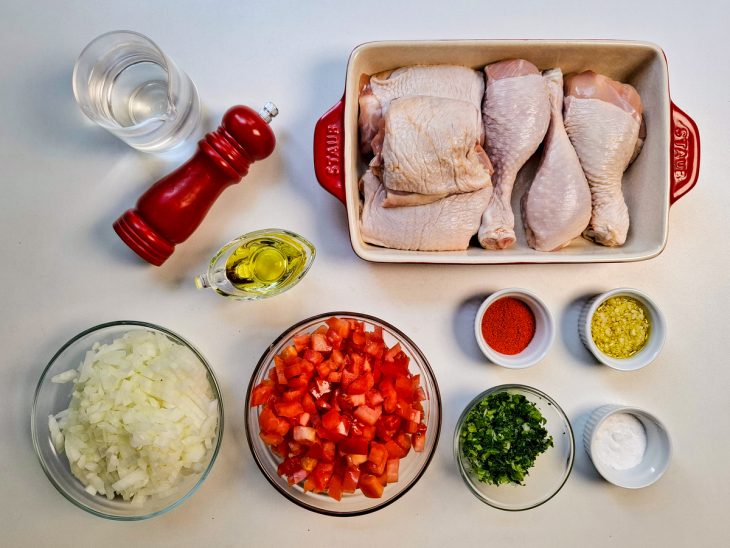 ingredientes para preparo de frango ao molho separados e organizados.