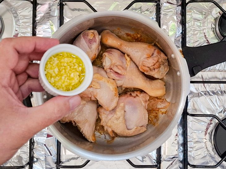 alho ficado refogado junto ao frango.
