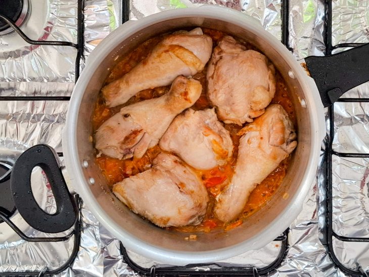 cebola adicionados ao refogado de frango ao molho.
