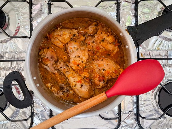 frango ao molho apurando depois de tempo na pressão.