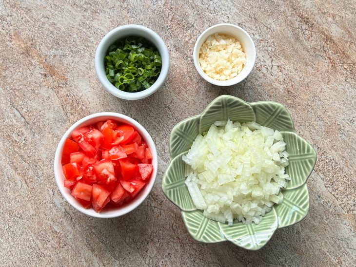 Ingredientes picados e reservados em recipientes distintos.