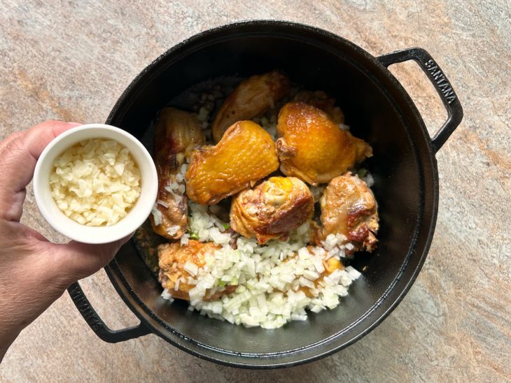 Ingredientes adicionados na panela com frango já selado.
