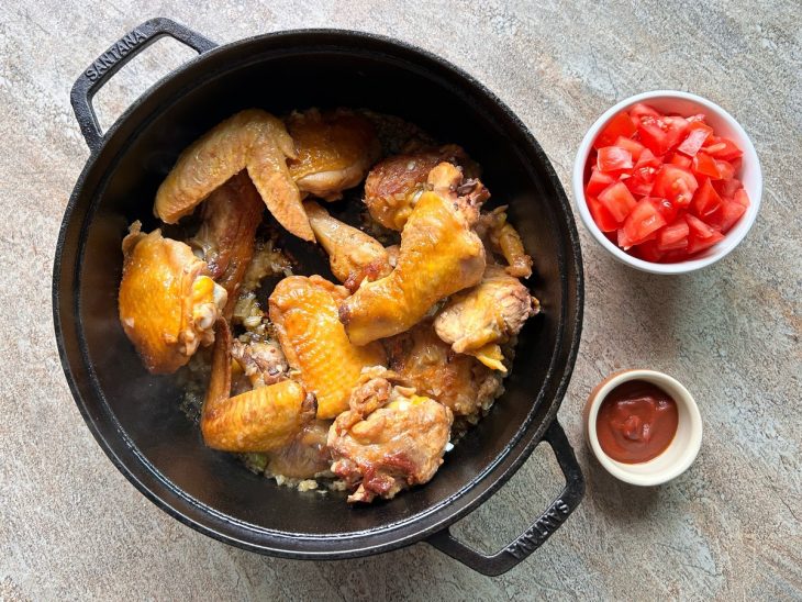 Tomate em cubos e extrato de tomate ao lado da panela para serem adicionados.