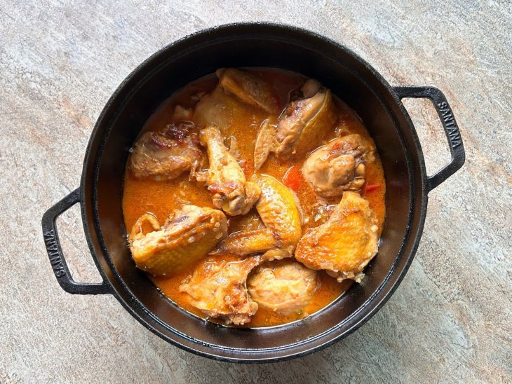 Água adicionada na panela com frango.