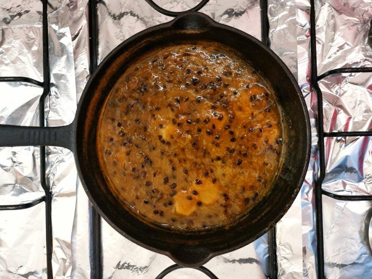 Panela com os ingredientes do molho de maracujá.