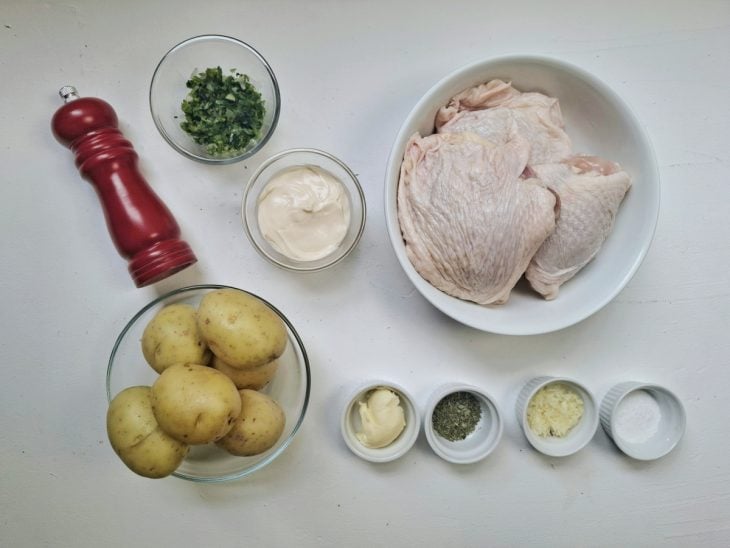 Ingredientes sobre uma bancada.