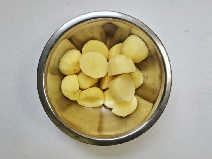 Batatas cortadas e descascadas em uma tigela.