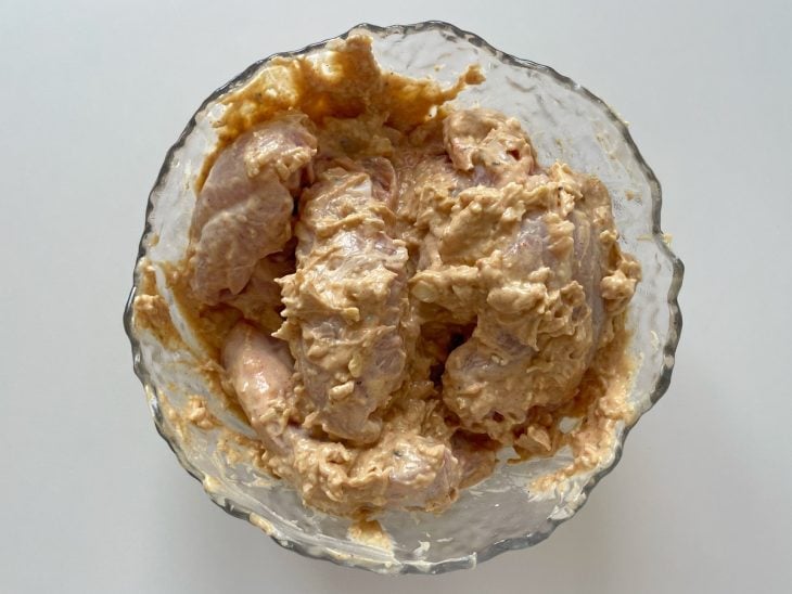 Coxas cobertas com o creme.