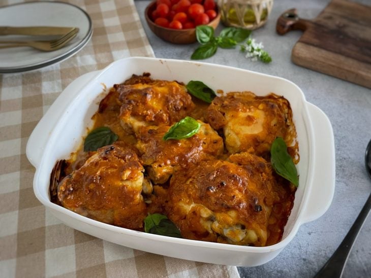 Frango assado após tempo de forno.