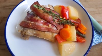 Frango assado com legumes e bacon
