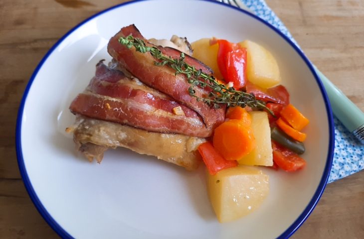 Frango assado com legumes e bacon