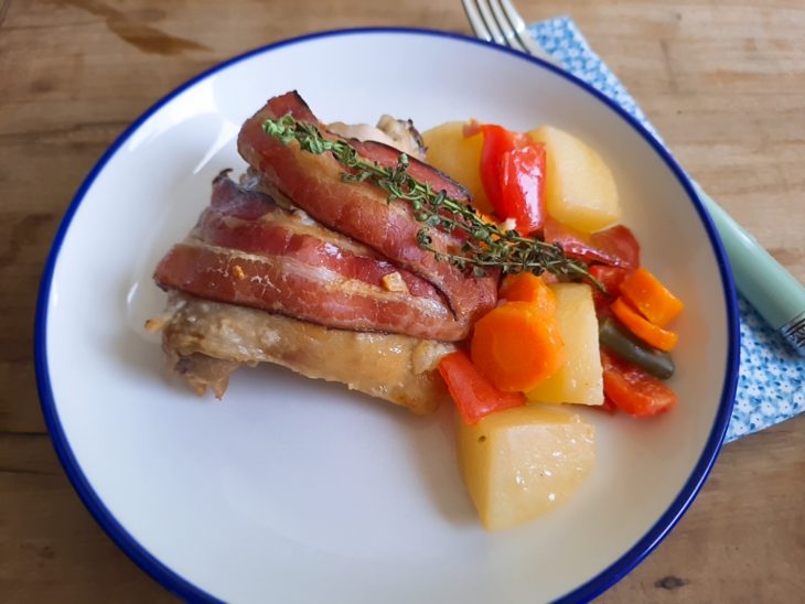 Frango assado com legumes e bacon