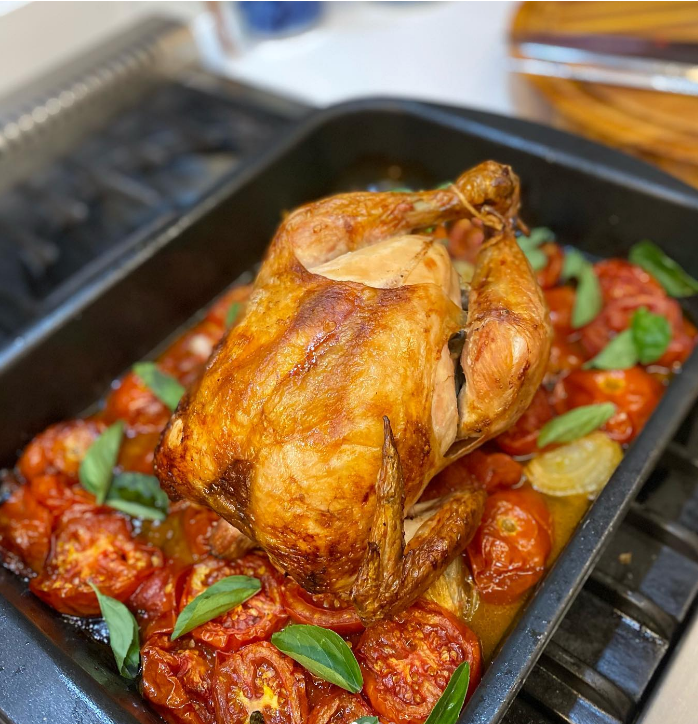 Frango assado com tomates