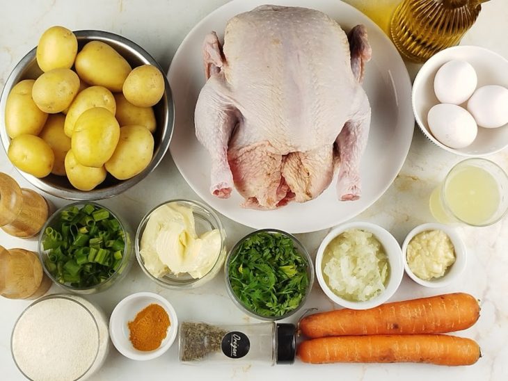 Ingredientes reunidos na bancada.