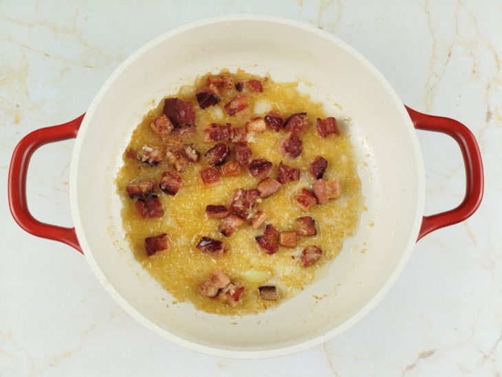 Bacon e cebola fritos na panela.