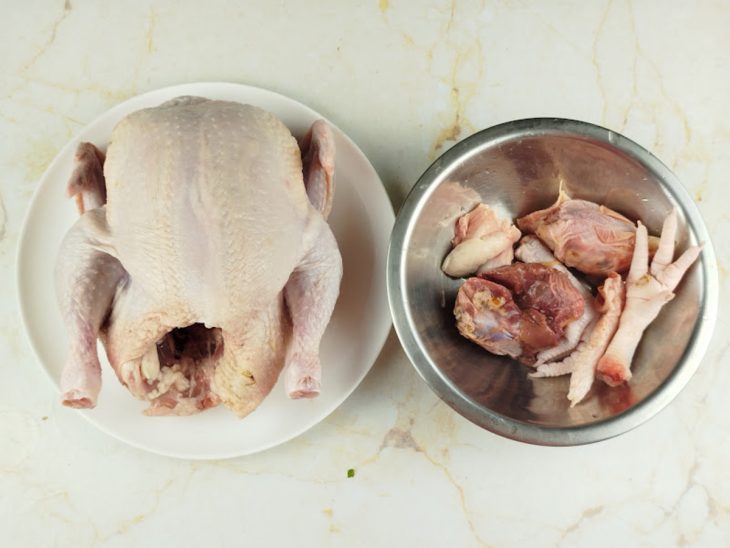 Frango limpo e sem os miúdos.