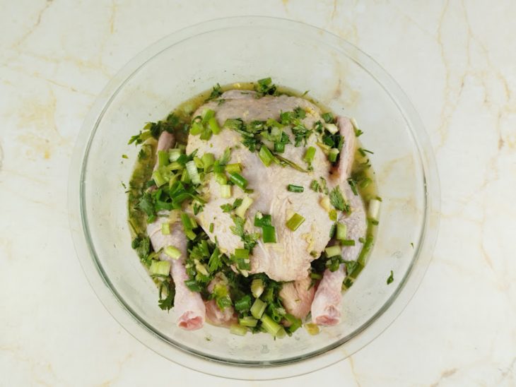Frango coberto na marinada.