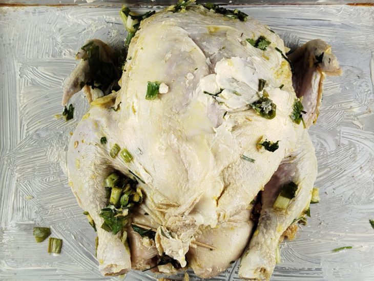 Frango recheado e fechado com os palitos.