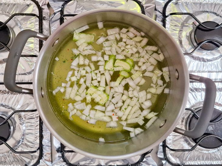 Ingredientes adicionados na panela com água.