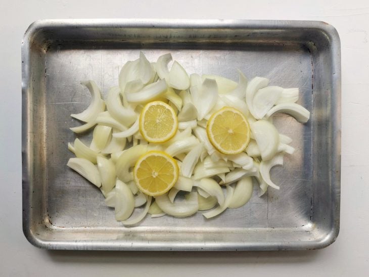 Forma com cebola picada e limão em fatias.