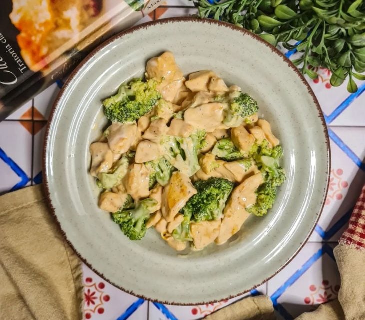 Frango com brócolis e requeijão