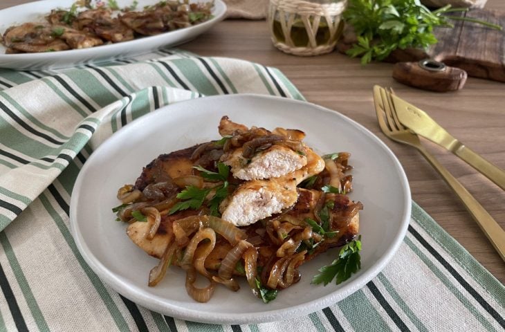 Frango com cebola caramelizada