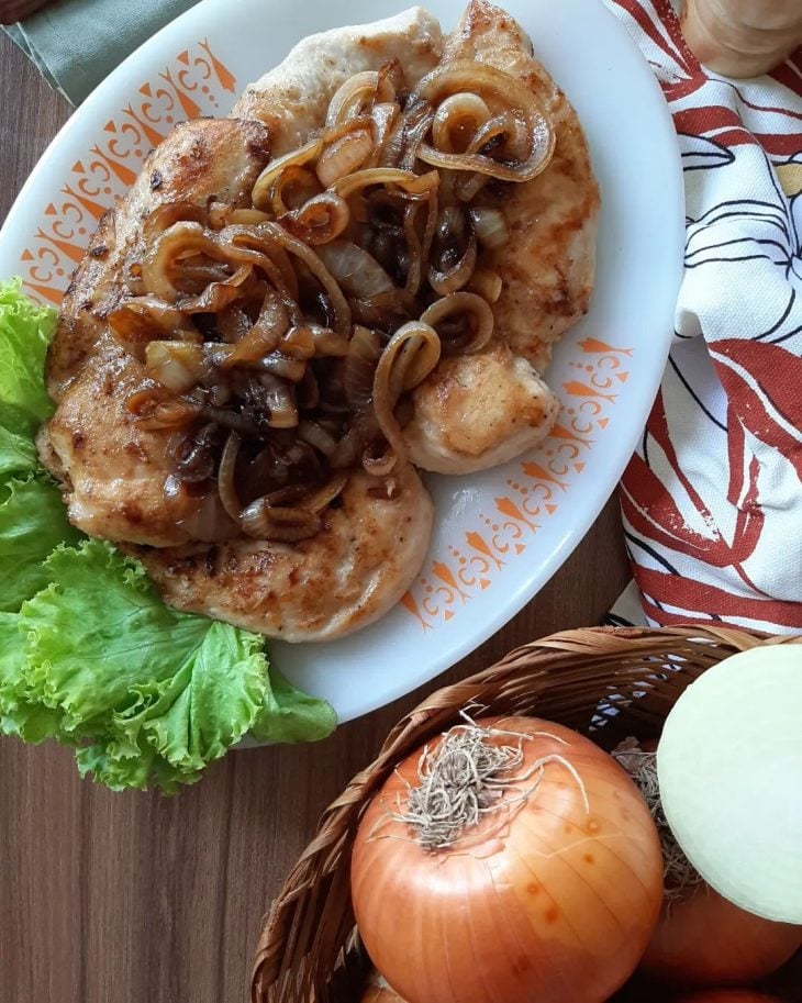 Frango com cebola caramelizada