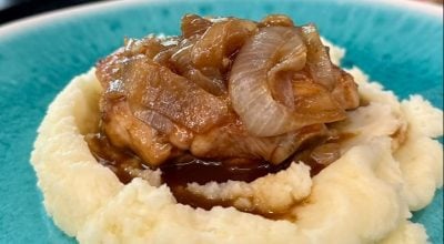 Frango com cebola e purê de batatas