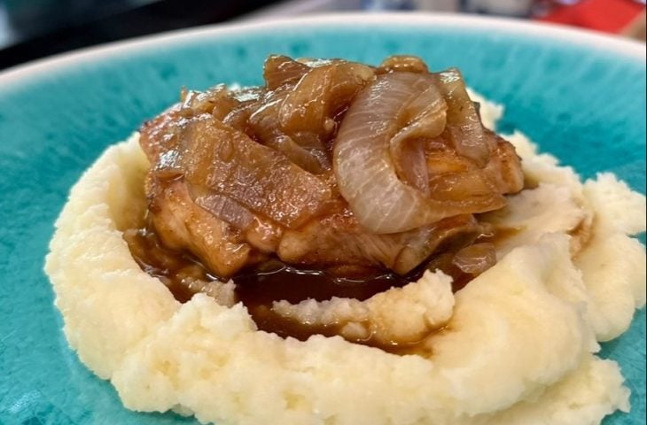 Frango com cebola e purê de batatas