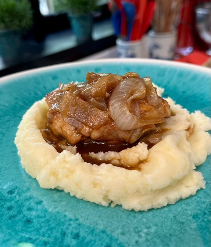 Frango com cebola e purê de batatas