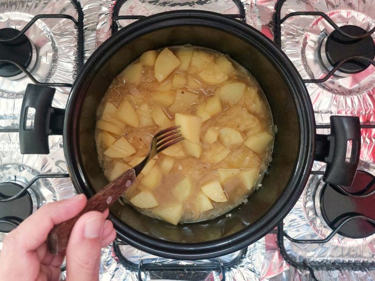 Uma panela com batatas na água.